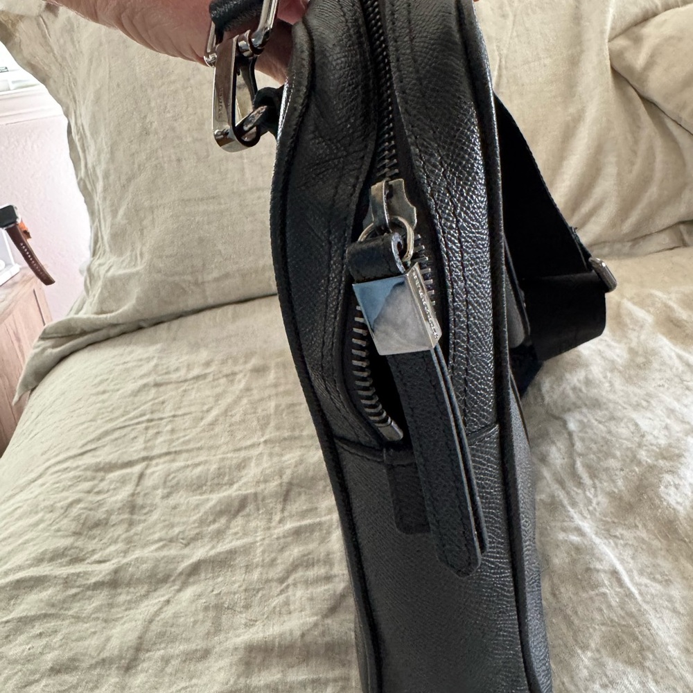 Burberry Black Laptop Bag with Textured Leather and Adjustable Strap - Picture 5 of 8